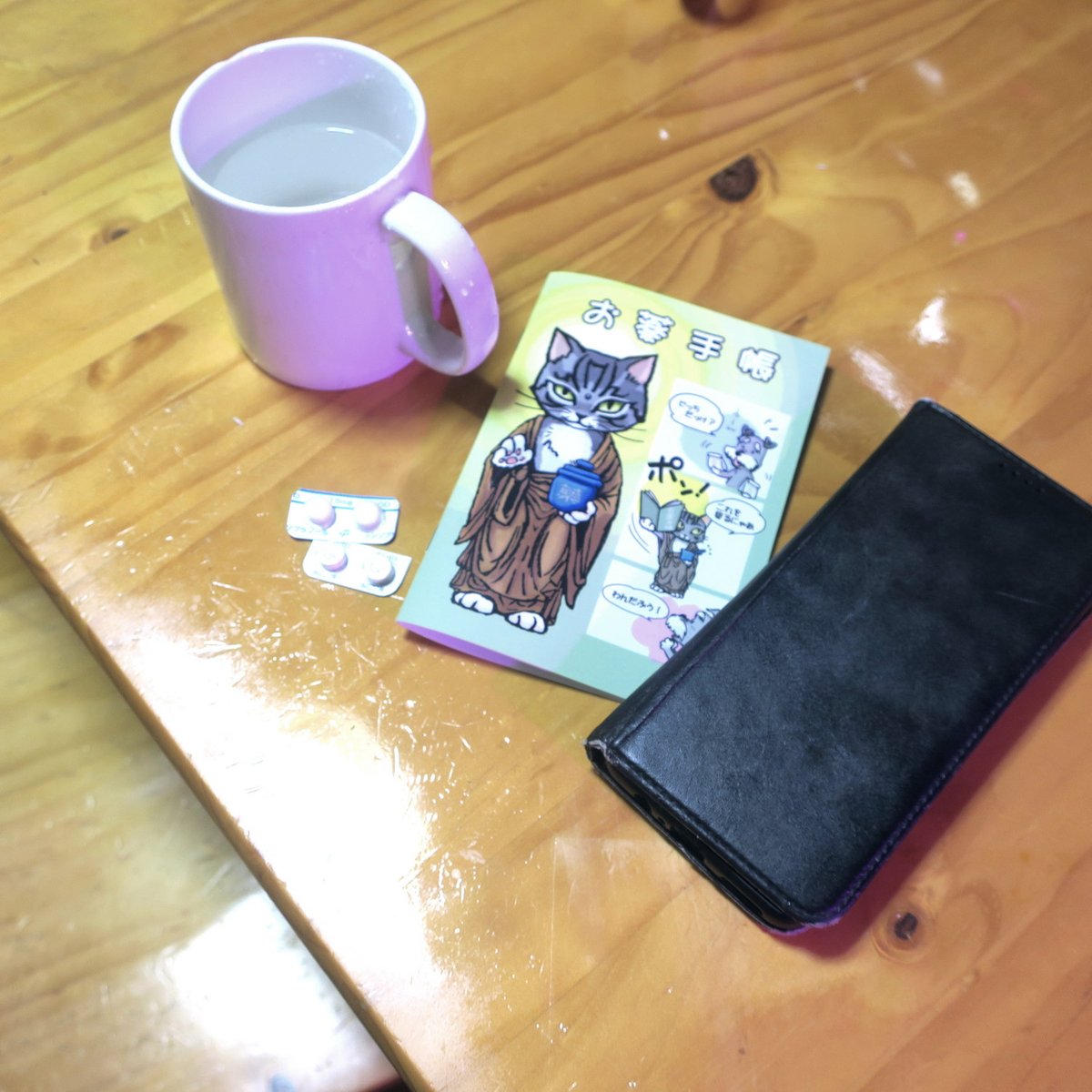 7676street's tweet photo. 薬棚に埋もれたあの人は
誰かのために。
私の周りをくるくると
遠ざかる、うちの猫は
今日、
ありがたいお姿に変わる。

ぺらぺらとページを繰る。
息災であれ。

#お薬手帳 #なむ猫 #なむなむストリート https://t.co/sJDm2sMqVU