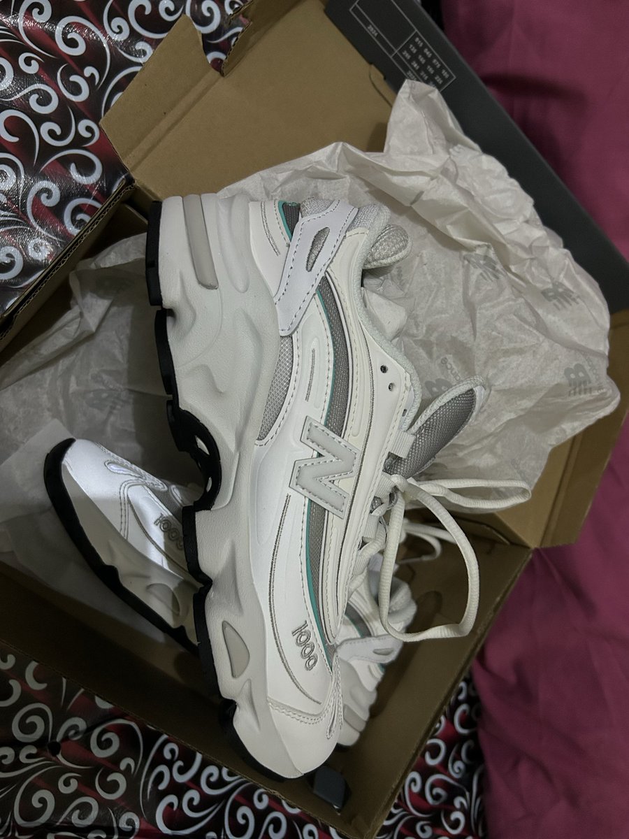 travieapps's tweet photo. gais, ada yg mau beli new balance 1000?, blm dipake sama sekali, baru try on dikaki pas/ngga, dan yap kekecilan di ak. kl ada yg mau beli hmu yh!😔

size 38, harga normal 2.6jt > 1.3jt

ak beli diskonan 1.3jt, nego net 1.2jt, dom jaksel yaa #wts #zonajajan #zonauang #zonaba https://t.co/U3sVm5Mxc8