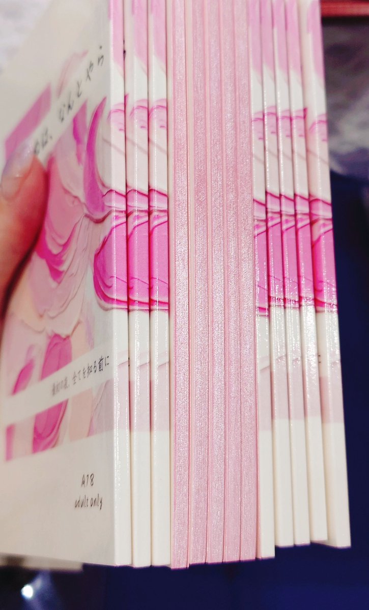 kobin_115's tweet photo. #ツクヨミの本
スパコミ新刊③
表紙∶ファンタス_モモ、グロスPP 
小口染め∶カラーパール マゼンタ
本文用紙∶モンテシオン

グロスPPツヤッツヤ！！！
初めての小口染め、パール大正解でした。
もう少し濃い色でもよかったかも？
手に少しラメがつくので個包装して頒布しました。
満足です💕 https://t.co/NNAjvwZ8Ih