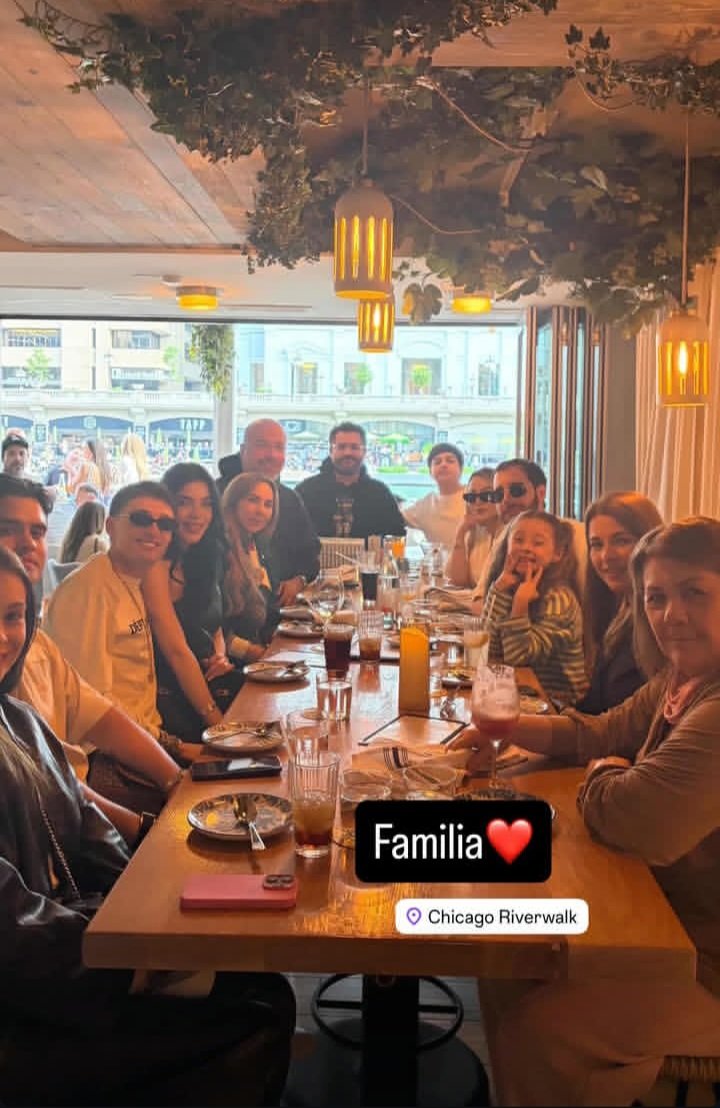 PESO PLUMA almorzando con su familia y kenia os en CHICAGO 📍🇺🇲❤️