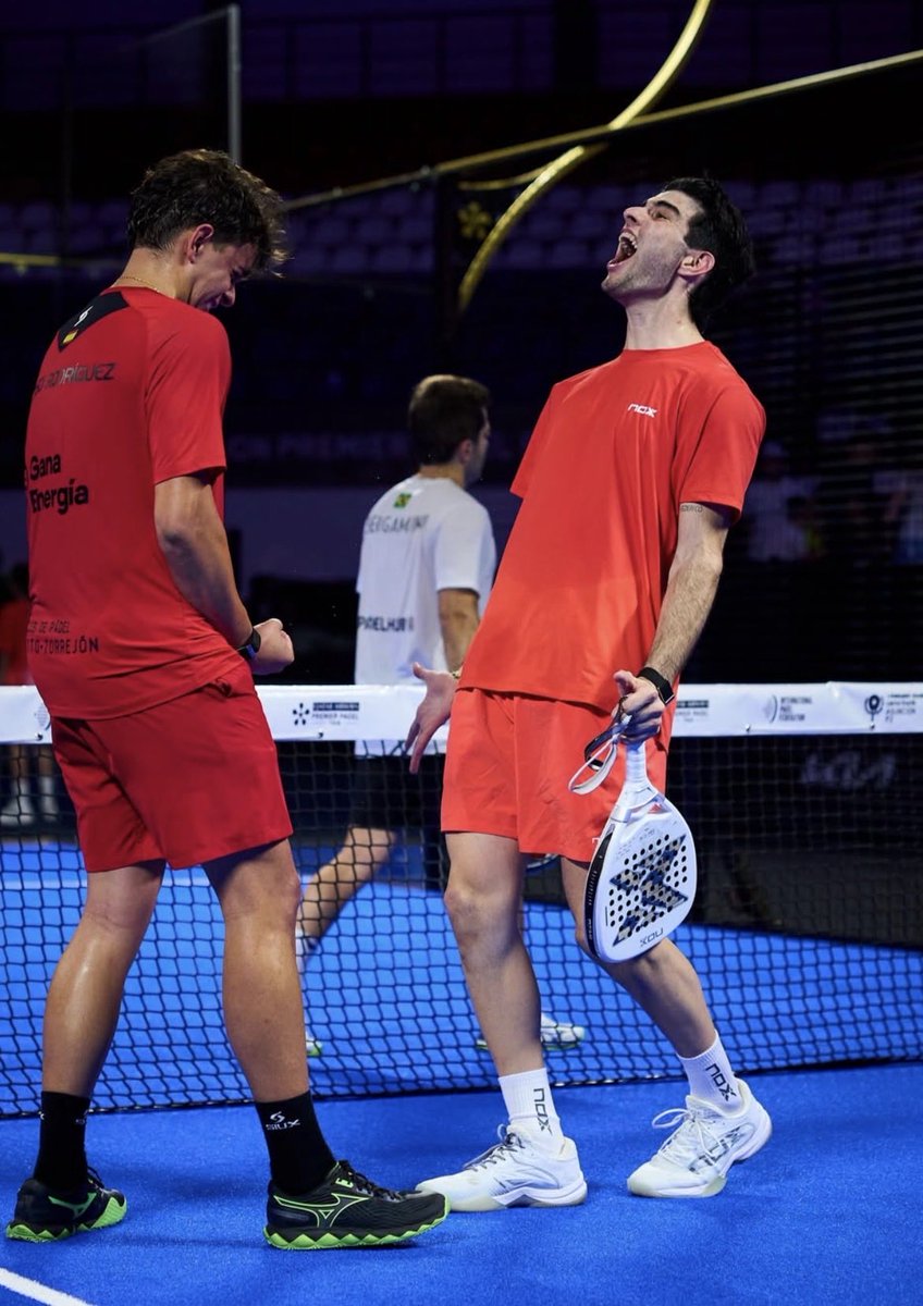 Padel_Break's tweet photo. Aimar Goñi en semifinales, Juani De Pascual como mínimo en cuartos de final y Maxi Arce a punto de cargarse a Chingalán en una jornada de viernes. Felicidad tremenda por los chavales de A1. Qué bonito quedó Asunción. https://t.co/JJRFof9Pkk