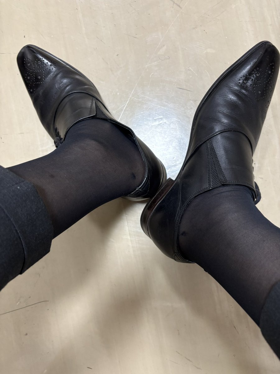 0112_0804's tweet photo. 今日は休日出勤です。
ゴールデンウィークあったから仕方ないよね。
今日はアツギのナイソ久しぶりに履きました。
ストレス��まりリアルがしたい。 https://t.co/ndecHJR5W8