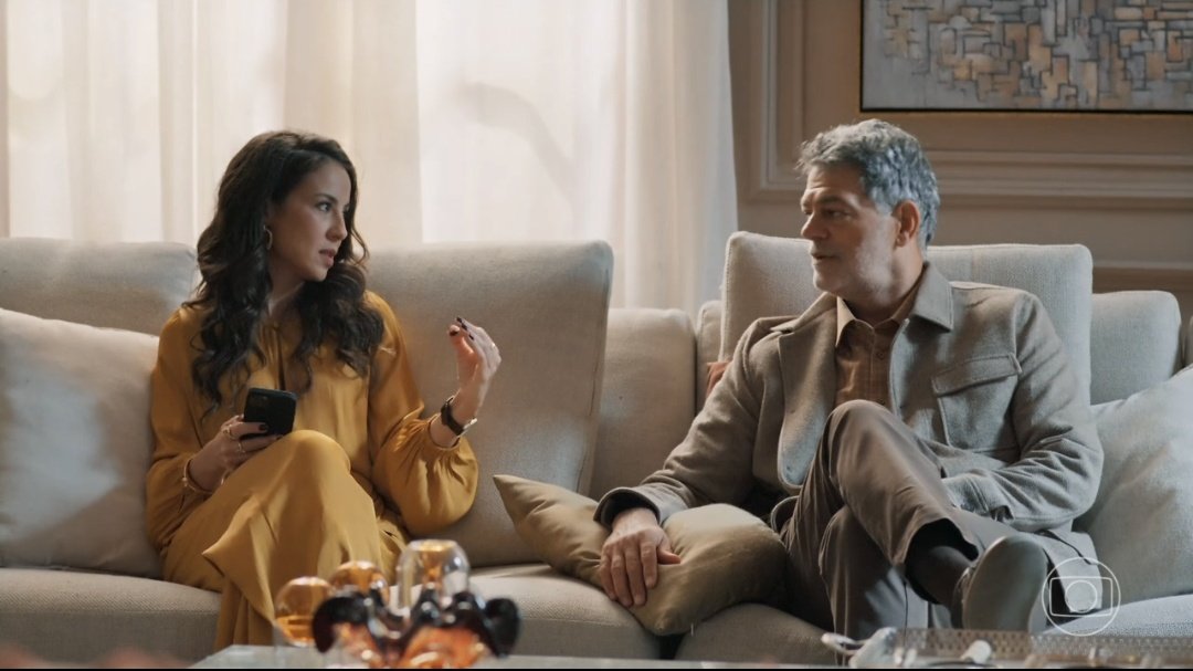 boatos que o rogerio queria estar abraçado nela nesse sofá
