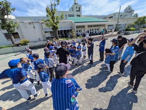 namikimets's tweet photo. 【5/5(祝) 活動報告⚾️】 こどもの日スペシャルイベント開催！🌸 好きなユニフォームを着てテンションMAX！高学年低学年合同練習！お昼は焼きたて焼き鳥😋午後は親子＆OBも交えて爆笑のキックベース大会でした！✨
詳細はHPへ👇 https://t.co/aRjDoWO1Mx
#並木メッツ #少年野球 #こどもの日 #金沢区 https://t.co/EdfDmhoVPY