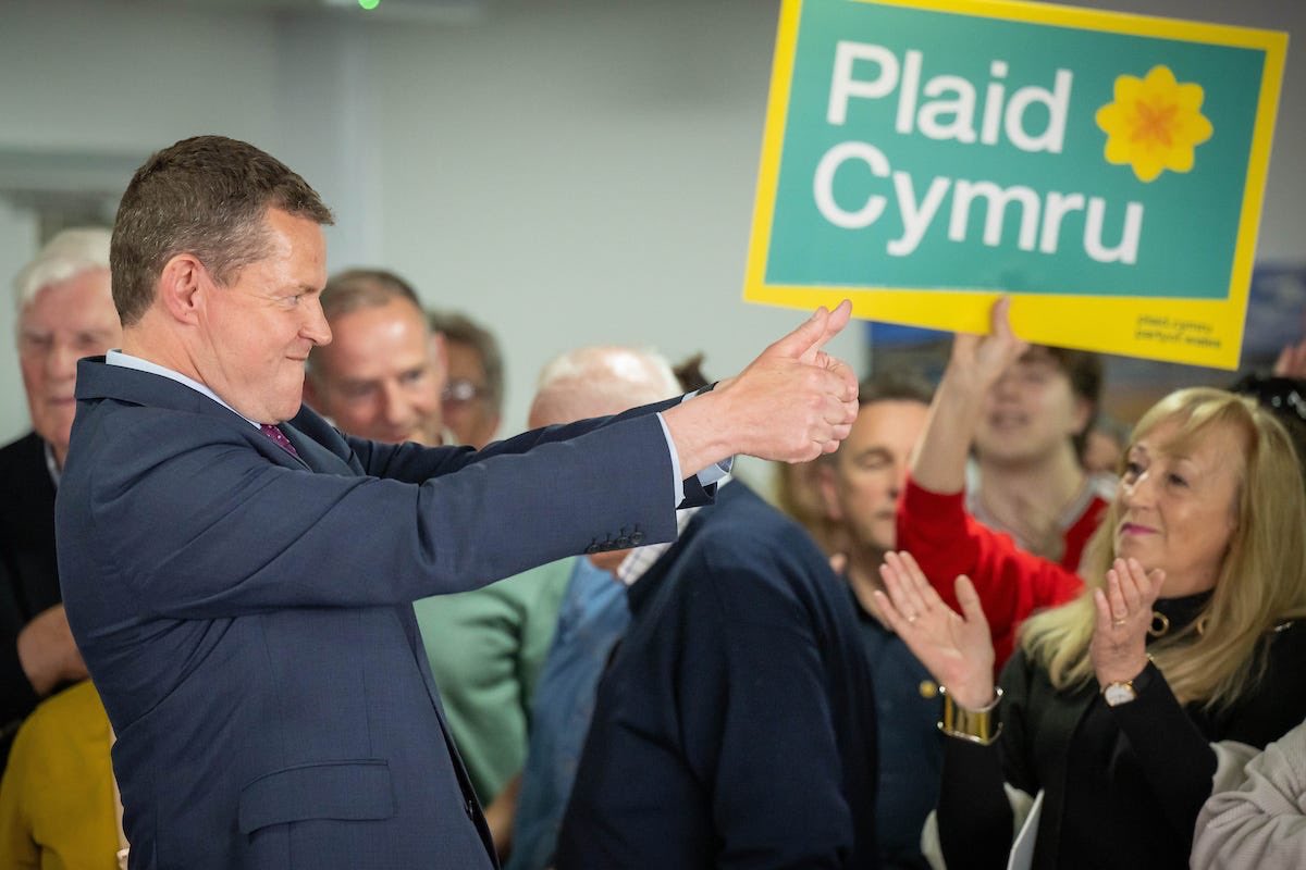 devengo's tweet photo. La izquierda moderada de Gales, representada por el partido Plaid Cymru, (partido de Gales), obtiene 43 diputados en las elecciones, propinando una aplastante derrota al Partido Laborista del primer ministro Stamer, que solo obtiene 9, dos más de los 7 obtenidos por los conservadores.