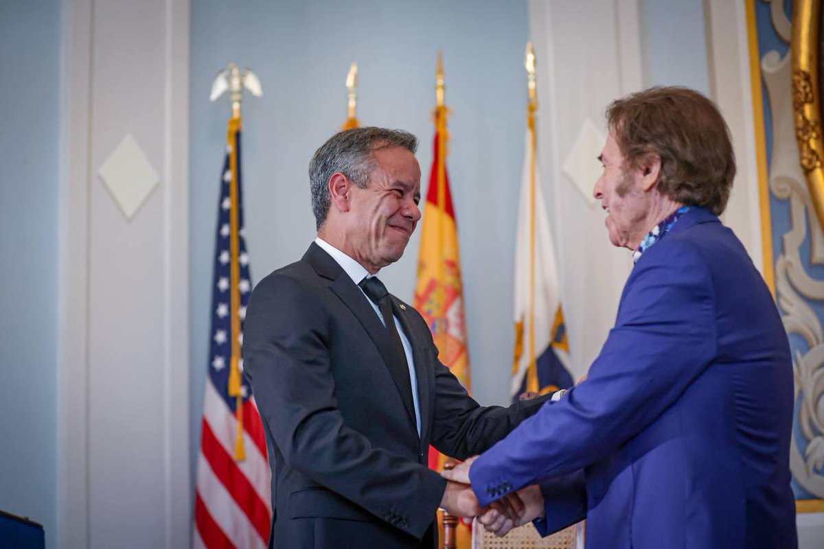 RAPHAELartista's tweet photo. Querido público,

Hoy he vivido una de las emociones más grandes de toda mi carrera.

He recibido, de manos del alcalde Miguel Romero, la Llave de la Ciudad de San Juan, en un acto precioso en el que he podido reunirme con autoridades de Puerto Rico, con el cónsul de España y… https://t.co/RsJ1I7nraq
