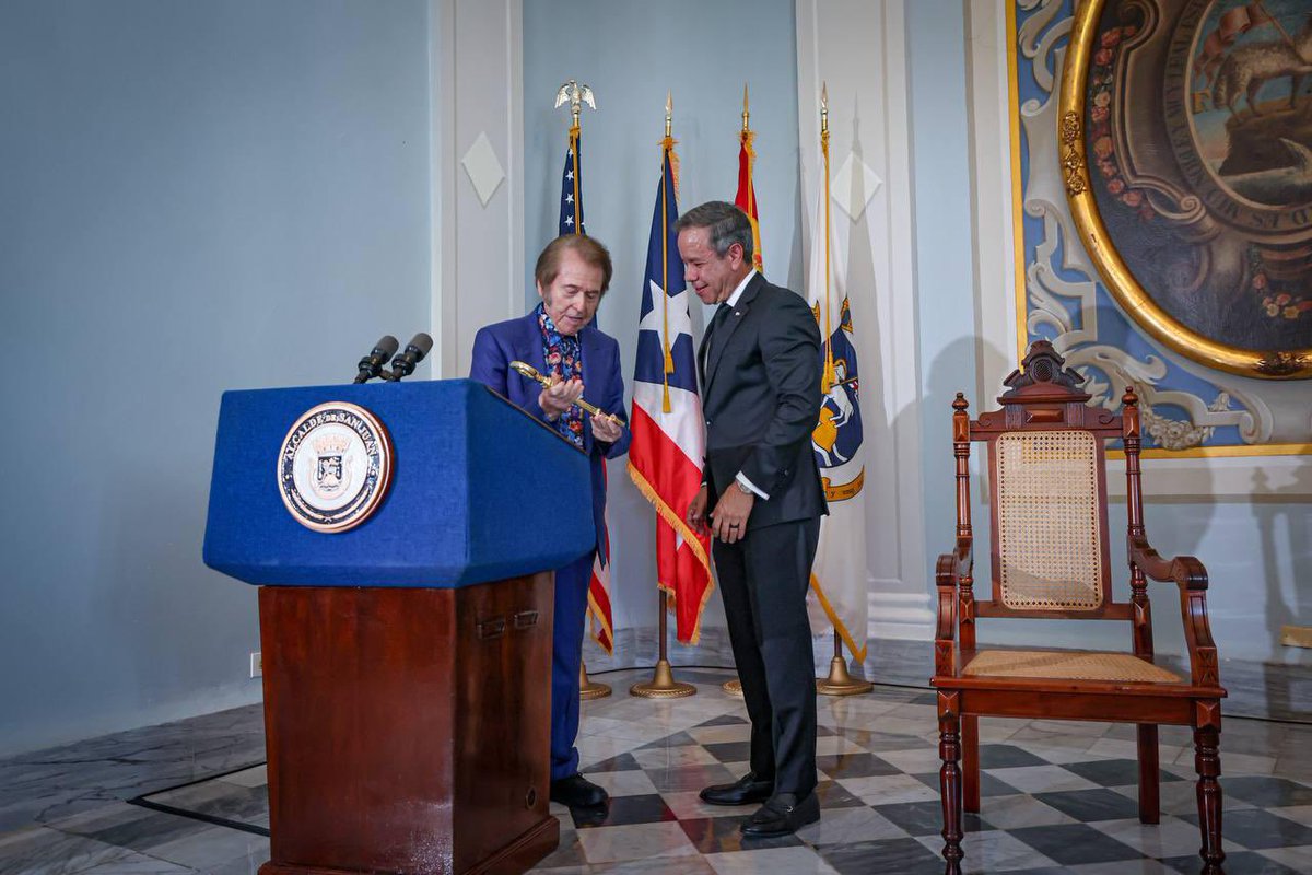 RAPHAELartista's tweet photo. Querido público,

Hoy he vivido una de las emociones más grandes de toda mi carrera.

He recibido, de manos del alcalde Miguel Romero, la Llave de la Ciudad de San Juan, en un acto precioso en el que he podido reunirme con autoridades de Puerto Rico, con el cónsul de España y… https://t.co/RsJ1I7nraq