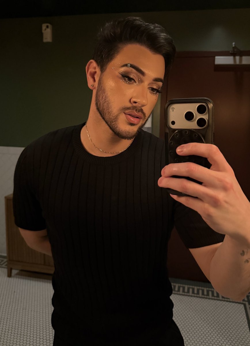 MannyMua733's tweet photo. I do it all https://t.co/nlXAVwzq7T