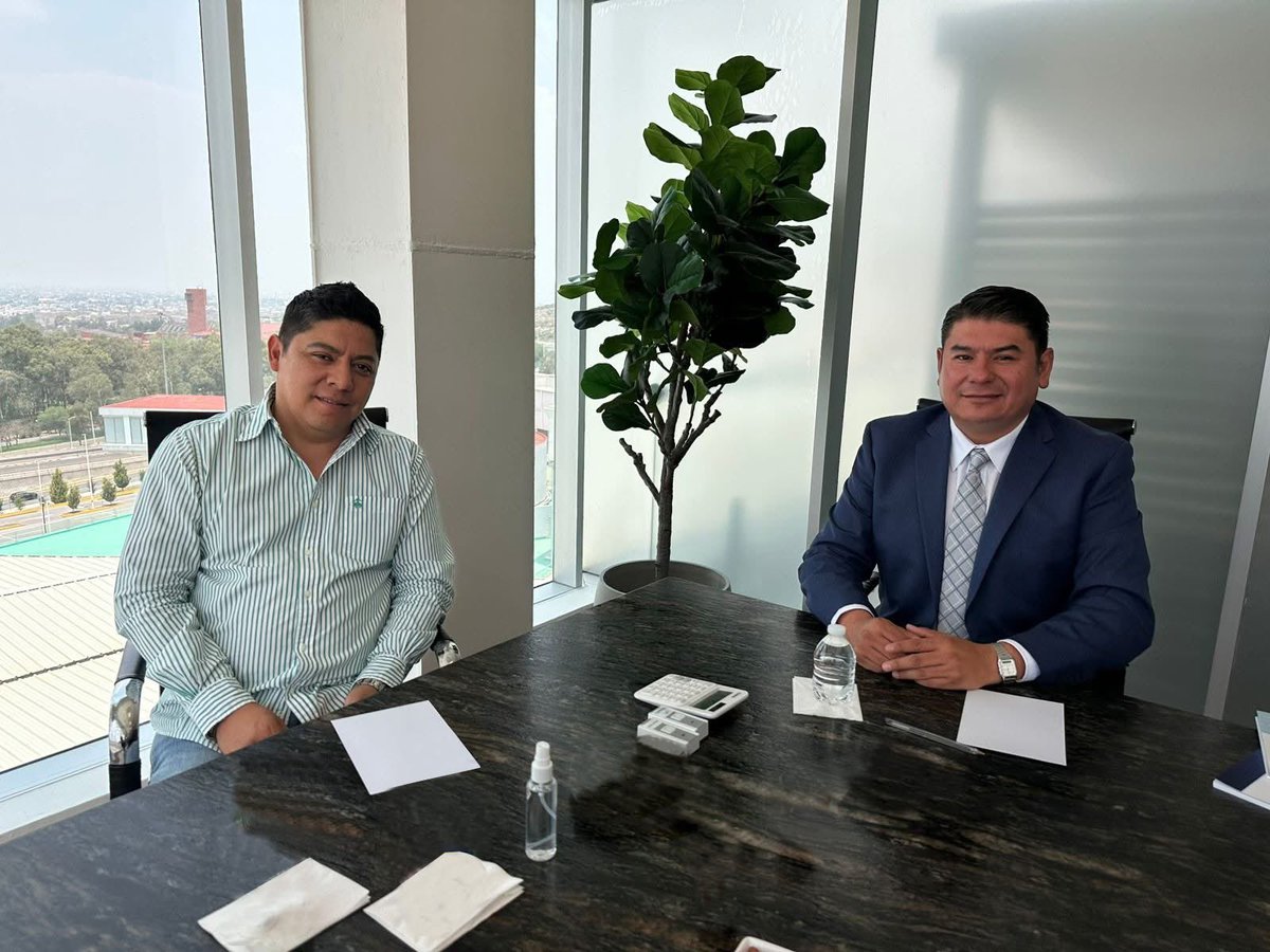 Cegaip's tweet photo. 📄 El Comisionado Presidente entregó al Gobernador @RGC_Mx el Informe Anual 2025 y el Primer Informe Trimestral 2026.

La CEGAIP mantiene activa la garantía del acceso a la información y la protección de datos personales en SLP.

#Transparencia #RendiciónDeCuentas #SLP https://t.co/w5ePyNmUbS