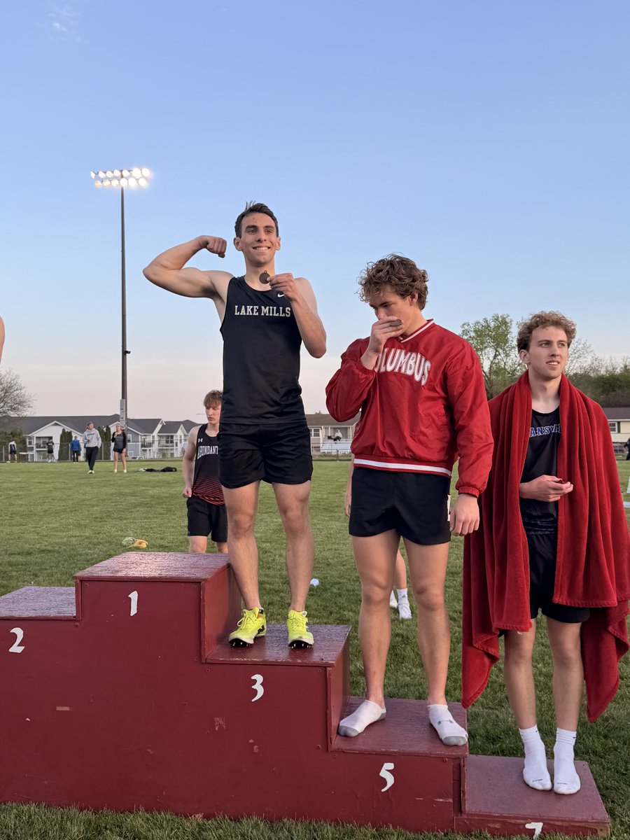LMTrack_Field's tweet photo. Captain Max secures his spot on the podium placing 3rd in the 400 with a speedy time of 53.58! https://t.co/SSKigXmI2x