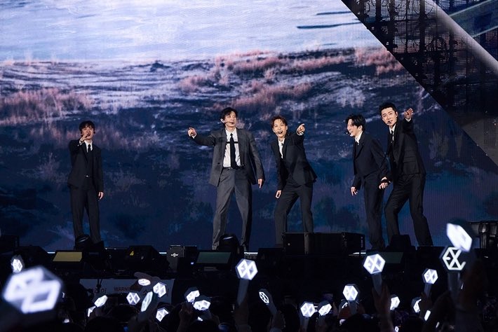 Q1.EXOの完全体コンサートは2018年、最後のコンサートは2019年であるため、今回の『エクソライゾン』は6年4か月ぶりの新しいコンサートでした。『エクソプラネット』という独自のブランドを持つEXOが久しぶりに披露するコンサートであり、昨年末のMMAステージや正規8枚目のアルバム『リバース』の活動