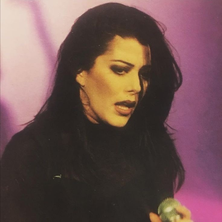 okay está foto de alejandra guzmán dando atsushi sakurai