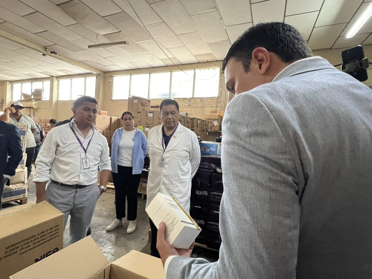 Salud_Guayas's tweet photo. El Dr. Djalmar Zambrano, director de @Salud_Guayas junto al Ministro de Salud Pública, realizó un recorrido por las bodegas para coordinar estrategias de distribución y articulación que permitan fortalecer el acceso a tratamientos y garantizar el abastecimiento en las unidades. https://t.co/6qWxfLJZWK