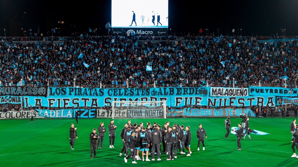 SIEMPRE JUNTOS 🫂🏴‍☠️

Más de 30.000 Piratas alentando en el Banderazo Gigante.

#VamosBelgrano