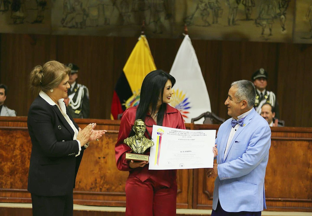MaferSuasnavas's tweet photo. Recibir el premio Eloy Alfaro: Símbolo de Libertad", otorgado por la Confederación de Periodistas del Ecuador y la Red Hispana de Consultores de Argentina, tiene un significado que trasciende lo profesional. En esta ocasión, el galardón celebra la Excelencia en la Educación Superior, una labor que abrazo con la firme convicción de que la educación es la herramienta más poderosa para transformar nuestro país.

Este reconocimiento pertenece, ante todo, a mis estudiantes. Ustedes son la esencia y el propósito de cada una de mis clases; gracias por darle sentido a mi camino en la academia y por permitirme acompañar su formación.