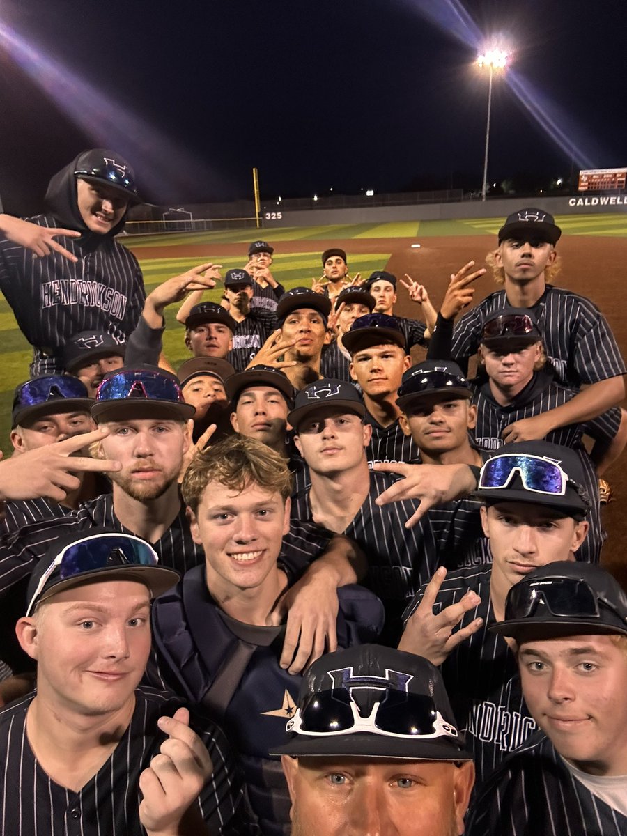 HendricksonBB's tweet photo. Hawks sweep Area Round to advance to more #freebaseball #igyb #bluecollarboys #winningisfun #ilovemyjob https://t.co/PA7n2uReeJ