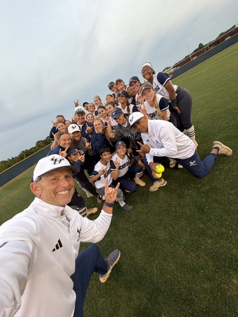 HRBullsSoftball's tweet photo. First Step to States done! Big 8-2 Win for a good Davie County team. Big shot 💣 from @KMorgan2026 got us started, 2Run 💣 by @AlexisSmka, @BHummer10 2hit 2RbI’s!  @avery_jones28 dominated in ⭕️, 6inn,6k’s,  @ElenaGreer2029 finished in the 7th w/2k’s 3rd Round next Tues!#GOBULLS https://t.co/lsUc504hTB