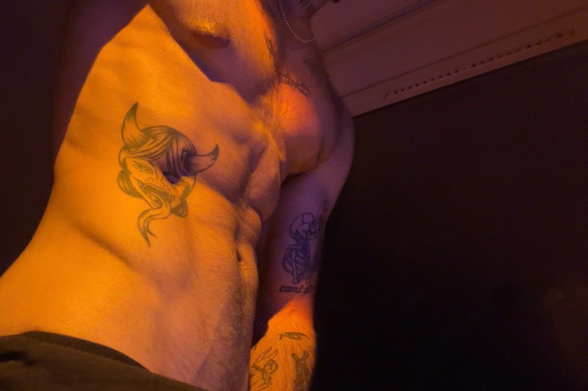 envyjealousyy's tweet photo. the veins are tummy guidance https://t.co/OnZowE4Pg7