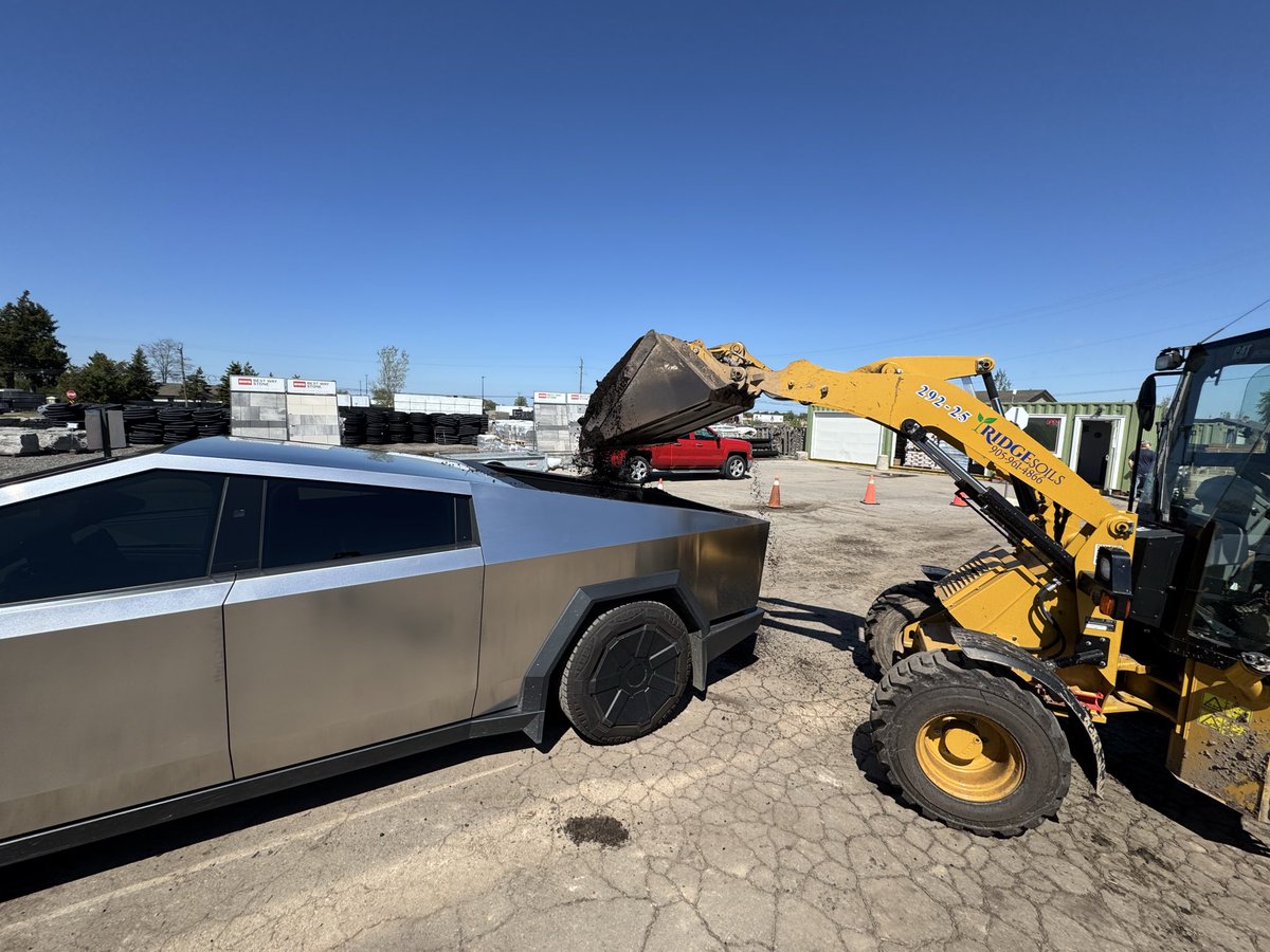 markrocketfixer's tweet photo. @cybertruck https://t.co/vBhoxE6axZ