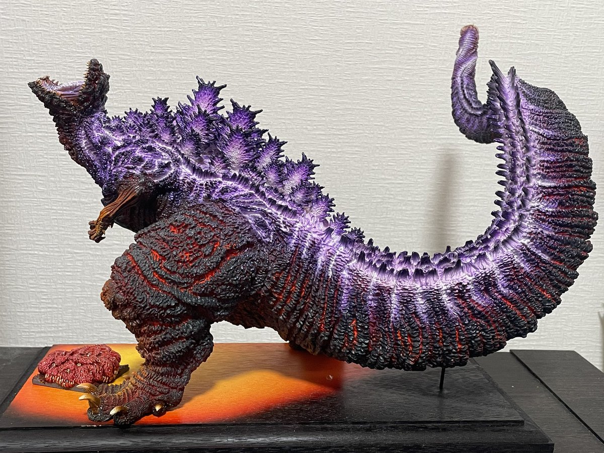 蟹蟲修造さんのシンゴジラ
さるタジラさん<a href="/sarutajira/">さるタジラ</a>に制作いただきました✨

キットの造形が良いのも当然ながら、塗装でさらに迫力マシ😆✨
背鰭の発光と照り返しの表現が素敵😍
これは家宝
本当にありがとうございましたm(__)m

連休前には届いてましたが余裕なく💦
ちゃんとした写真撮りたいなあ…