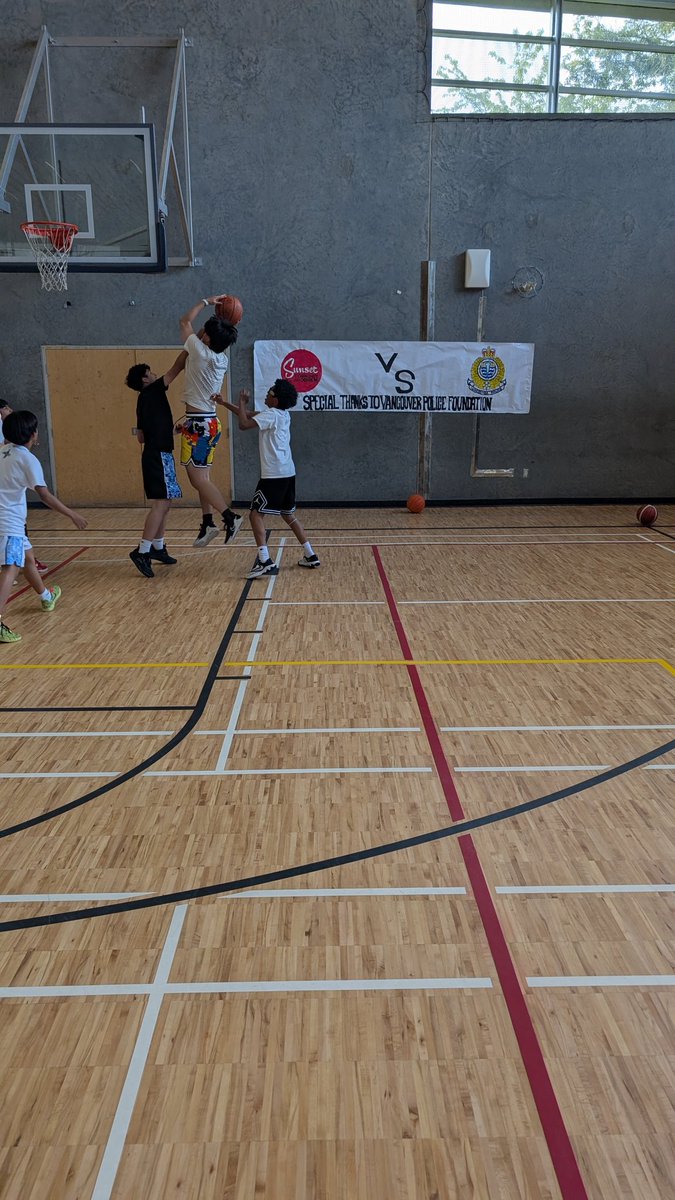 SgtTerryParmar's tweet photo. Thrilled to see over 70 participants at #ProjectMESH 's annual Basketball Tournament! We were able to support some awesome youth in #SouthVan on a Friday night.
#VPD officers had a fantastic time connecting with some amazing athletic youth!
Huge thanks to @VanPoliceFnd and #upliftdignity for making it possible!
