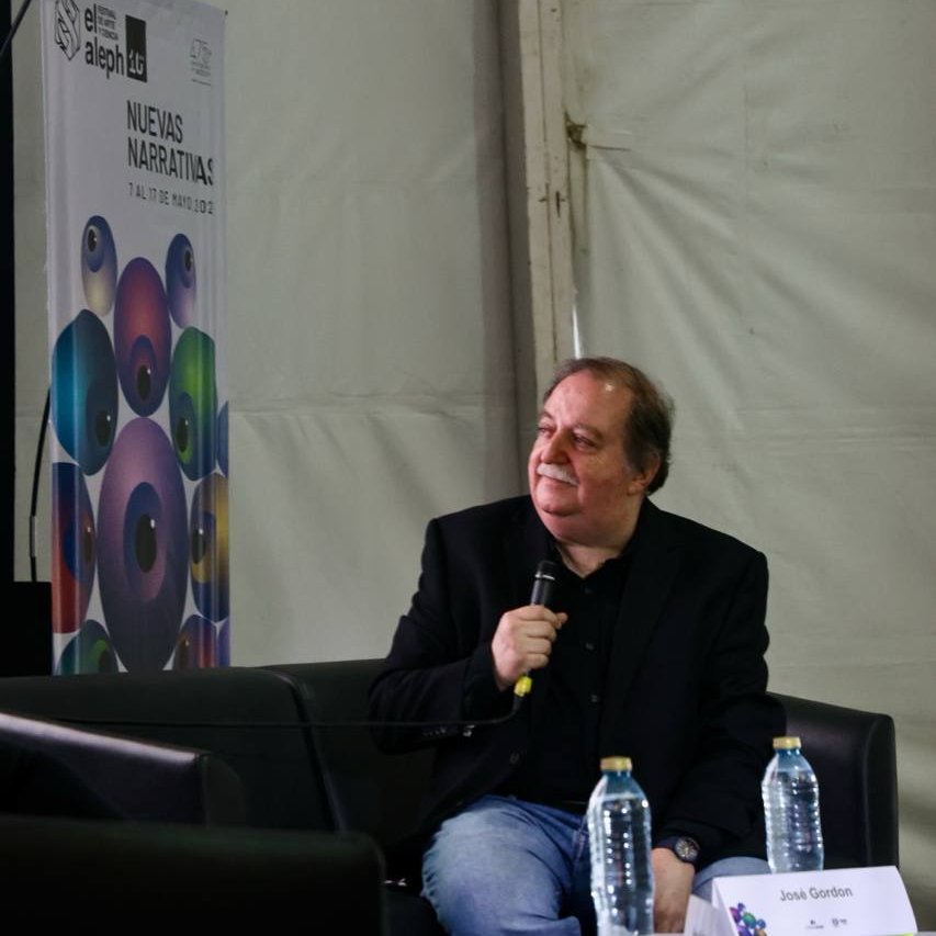 CulturaUNAM's tweet photo. 🎉🎂¡El @FestivalElAleph celebra 10 años de vida y la memoria de esta aventura no podía faltar! 

De esto charlaron la coordinadora de #CulturauNAM, @RosaBeltranA; su antecesor, el escritor Jorge Volpi @jvolpi  (vía remota); y el curador del encuentro, el divulgador de a ciencia @pepegordon, en la mesa "10° Aniversario de El Aleph: Nuevas Narrativas".