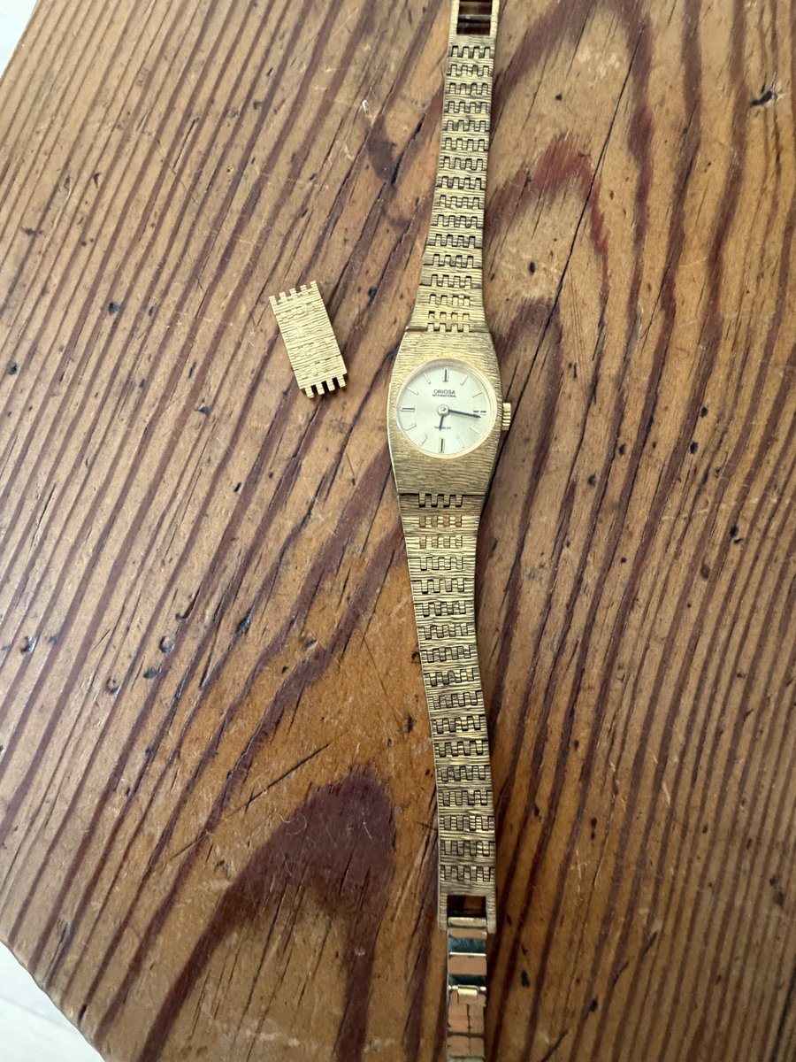 djbdjm's tweet photo. Watch for my birthday 50 yrs ago. It’s a bit dirty compared with the spare links I still have - would you get it fixed ? Would you still have spare links from a 50 y o watch ? Or even better than me - would you even have the box 😂 https://t.co/z2GtEDfLZX