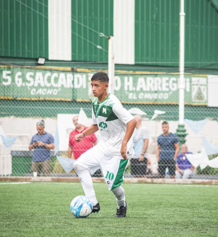 ElShowdeFerro's tweet photo. ATENCIÓN
El enganche Santino Cardozo, cat. 2011, de #Inferiores, convocado a la Sub15 de la #SelecciónArgentina. Entrenará lunes, martes y miércoles en el predio de #AFA en Ezeiza.

¡Vamos los pibes de #Ferro! https://t.co/MlP6gpRyZS