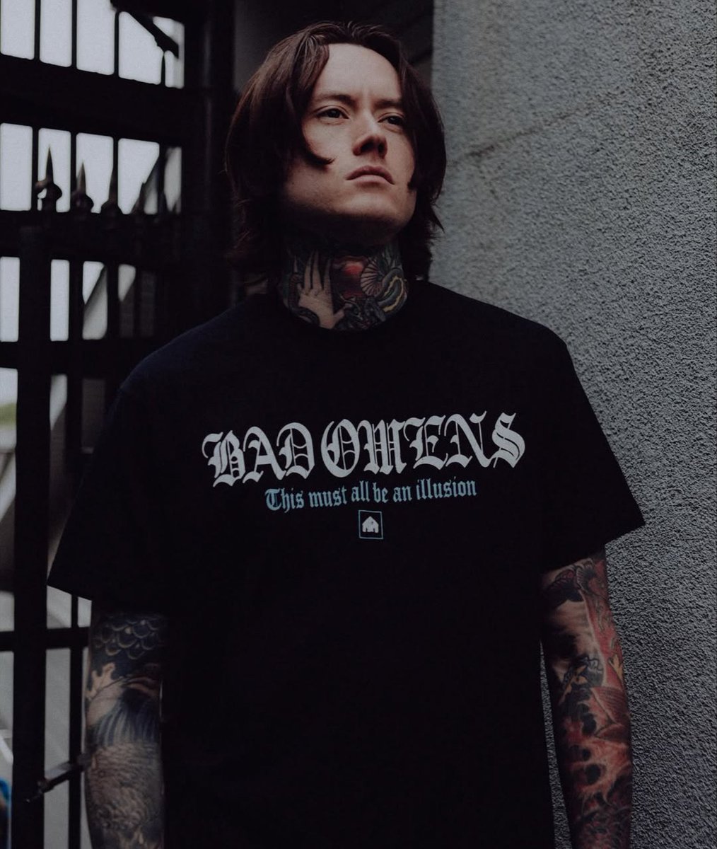 Noah Sebastian (Bad Omens) stuns in promotional photo.

📷 Bryan Kirks