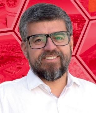 Él es Jamie Araya, una basura de ser humano, un miserable al igual que toda la izquierda que no les interesa perjudicar a los Chilenos solo para darse un gustito politico. Boicot.