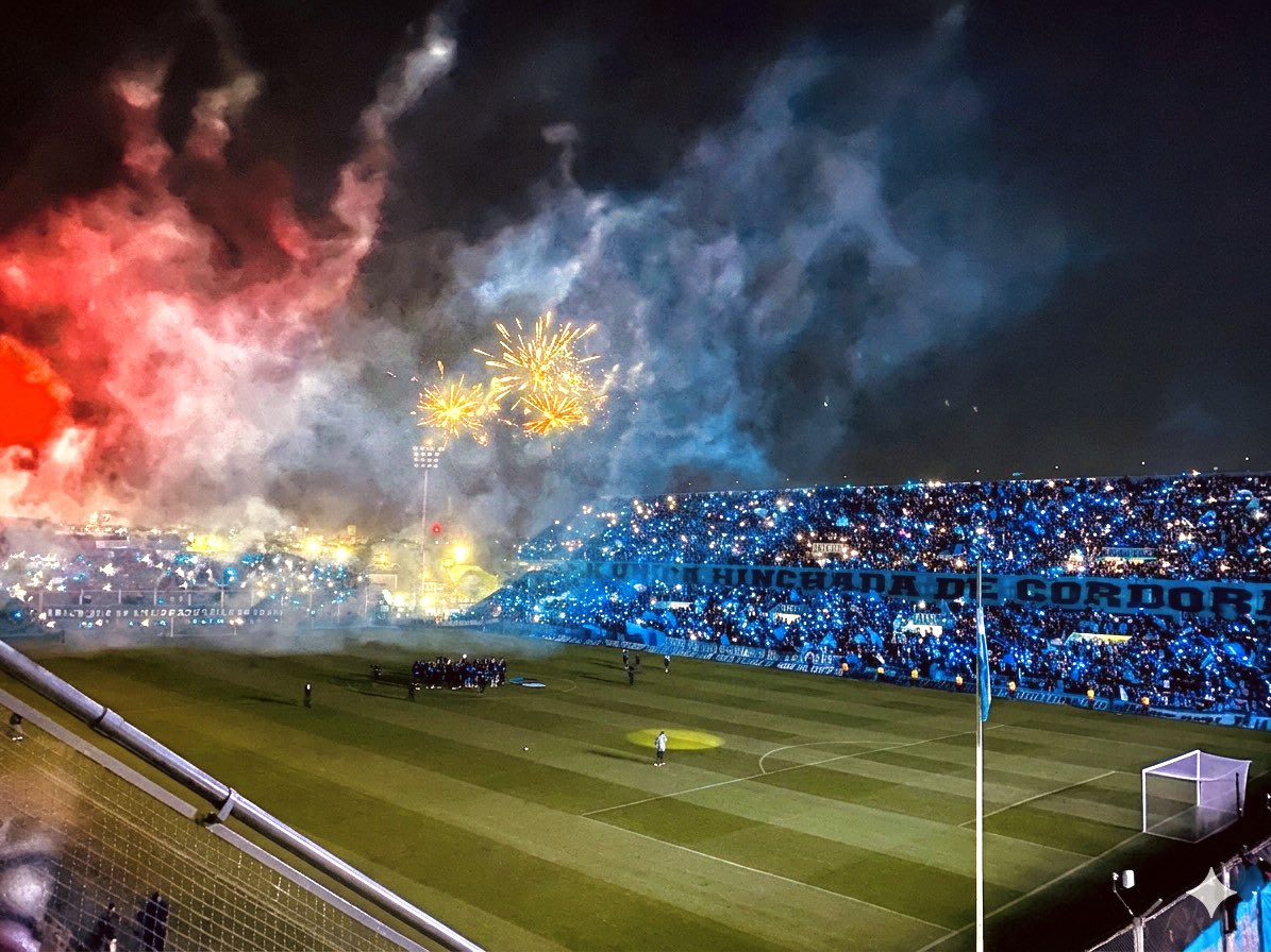 Belgrano te mete 30 mil personas en un estadio solamente para alentar a los jugadores por el partido de mañana.

Ni hablar que gente se quedó afuera y no pudo entrar.

El más convocante del PAÍS.