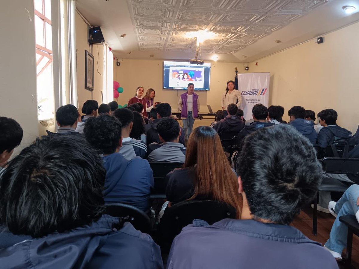 DiegoMatovelle's tweet photo. ¡El cine como herramienta de cambio! 
🎬💜

Desde la Zona 6 del @MinGobiernoEc, iniciamos la presentación del Cine Foro: "Mujeres sin Violencia: Así Gana el Ecuador". 

Esta iniciativa busca llegar a las unidades educativas para abrir espacios de diálogo, sensibilización y reflexión junto a nuestros jóvenes.

Creemos firmemente que prevenir y erradicar la violencia empieza por escucharnos y educarnos. 

Al promover entornos seguros en las aulas, construimos un país con más oportunidades para todos. 🇪🇨✨

📍 Propósito: Sensibilizar a la comunidad educativa para prevenir y erradicar la violencia de género.

#MujeresSinViolencia #AsíGanaElEcuador #Prevención #CineForo #EcuadorSinViolencia