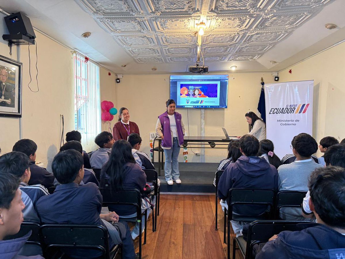 DiegoMatovelle's tweet photo. ¡El cine como herramienta de cambio! 
🎬💜

Desde la Zona 6 del @MinGobiernoEc, iniciamos la presentación del Cine Foro: "Mujeres sin Violencia: Así Gana el Ecuador". 

Esta iniciativa busca llegar a las unidades educativas para abrir espacios de diálogo, sensibilización y reflexión junto a nuestros jóvenes.

Creemos firmemente que prevenir y erradicar la violencia empieza por escucharnos y educarnos. 

Al promover entornos seguros en las aulas, construimos un país con más oportunidades para todos. 🇪🇨✨

📍 Propósito: Sensibilizar a la comunidad educativa para prevenir y erradicar la violencia de género.

#MujeresSinViolencia #AsíGanaElEcuador #Prevención #CineForo #EcuadorSinViolencia
