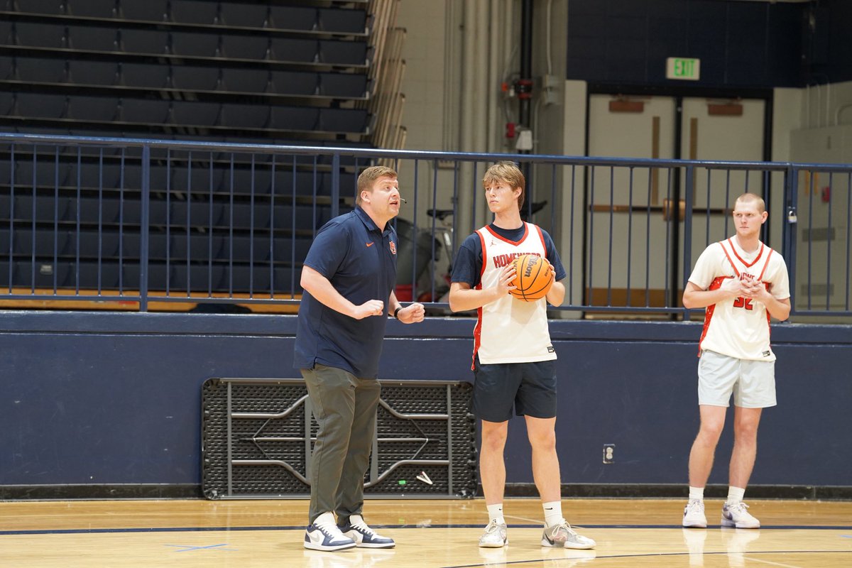 AABC_Hoops's tweet photo. Incredible energy at our 4th Annual AABC + @Coaching_U Clinic! Big thanks to Mike Burgomaster (@AuburnMBB) for dropping knowledge and helping us all get better in tonights session! https://t.co/0JkHJ2cOxg