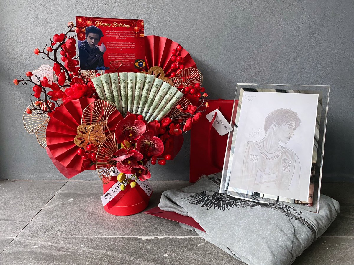 mnilais7's tweet photo. พี่มิลค์ ตามที่สัญญาไว้ นี่คือของขวัญของหนูค่ะ หวังว่าพี่จะชอบช่อดอกไม้กับเสื้อฮู้ดนะคะ หนูกับเพื่อนเลือกช่อนี้เพราะมันทำให้นึกถึงพี่มาก ๆ ค่ะ สุขสันต์วันเกิดนะคะ มิลค์!
@milk2may @magga777br #HappyMilkDay2026 #milk2may https://t.co/FsX2kj3P8k