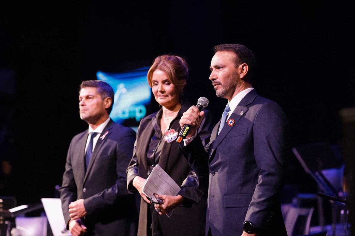 JPValdesok's tweet photo. En el @teatroveraok celebramos los 215 años de la Independencia de Paraguay con una gran velada, junto a la Embajadora, Helena Felip, y la comunidad del país vecino 🇵🇾 El placer de recibirlos y honrar la cultura compartida, idioma guaraní y las tradiciones que nos unen 🤝 https://t.co/qjoyoHpW6g