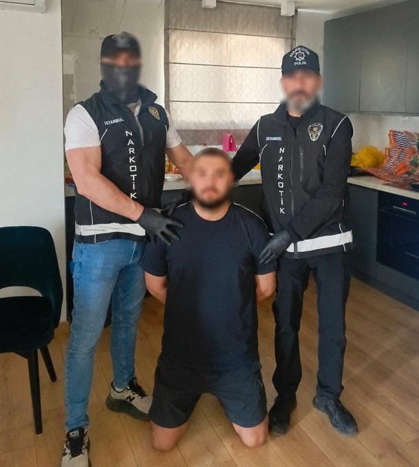 UeDemircan's tweet photo. “Görünmez Komutan” olarak bilinen Avrupa da işlenen bir çok cinayetin sorumlusu Tunahan Çetkin’in tüm dünyada arandığını iki gün önce duyurmuştum. 

O görünmez katil MİT’in çalışmasıyla Alanya’da yakalandı.

#tunahançetkin #mit #emniyet #antalya #alanya #görünmezkatil 

@ikalin1 @TC_icisleri @adalet_bakanlik @AntalyaEmniyet @AntalyaValilik @EmniyetGenelmd @jandarma