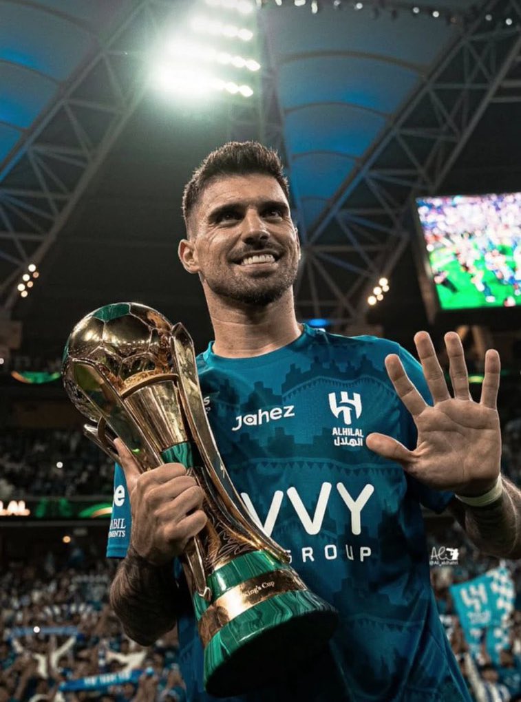 روبن نيفيز 3 سنوات مع الهلال = 5 بطولات
كريستيانو رونالدو 4 سنوات مع النصر = صفر بطولات

الهلال يعزك والنصر يذلك 💙