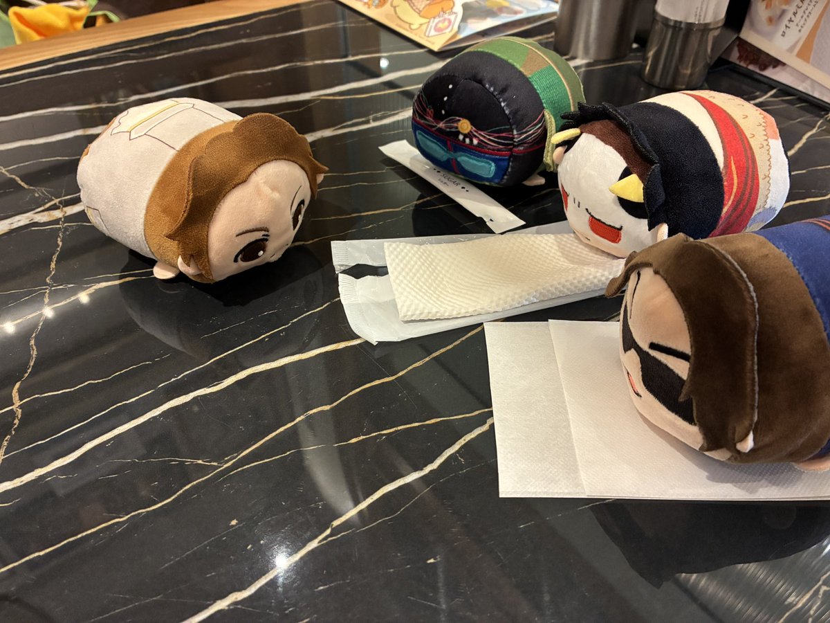 OKKI_LOID's tweet photo. 友達のお家のきくえおぬいお借りしてお誕生日お祝い写真

🕶️おめでと、これ紙ナプキン
👽砂糖
👹おてふき
😆開封済みのやつあるんだけど… https://t.co/su3zOsoimB