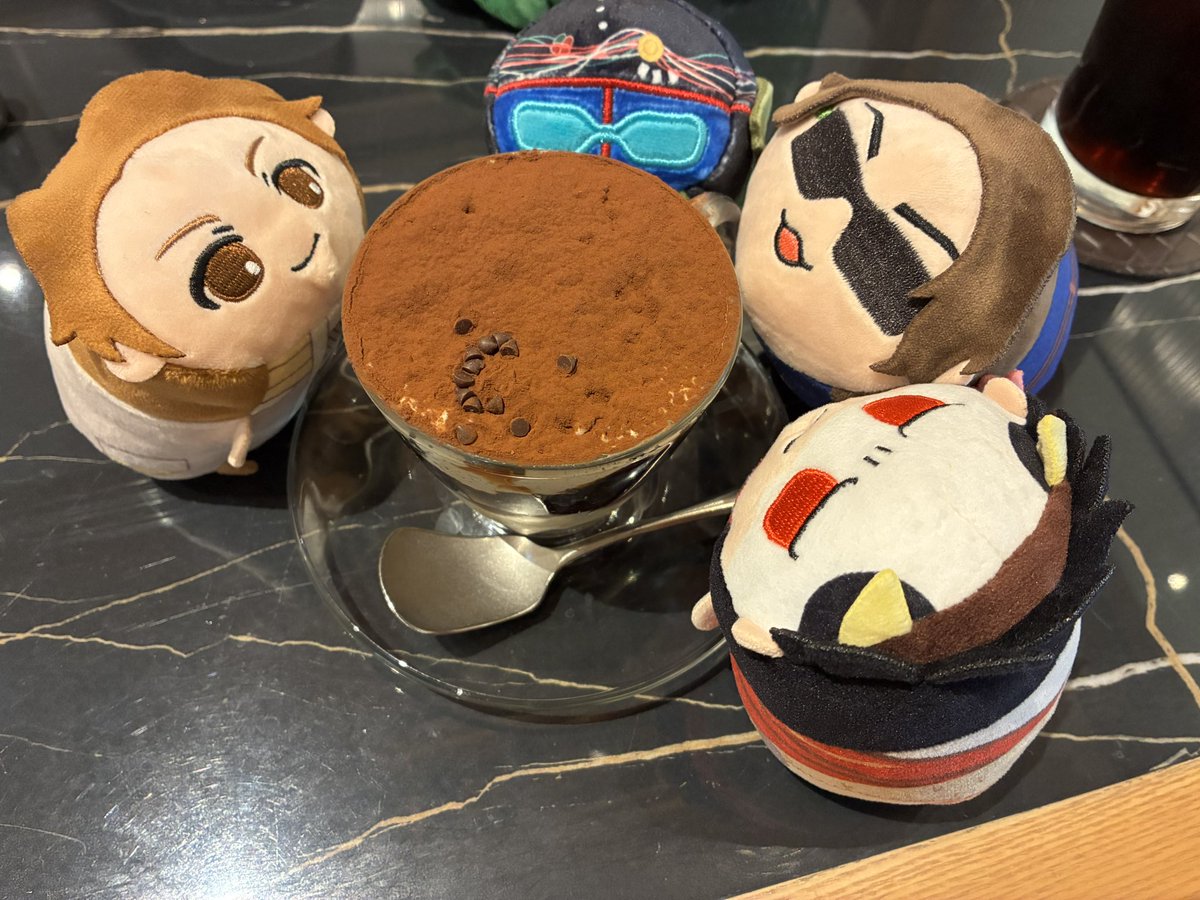 OKKI_LOID's tweet photo. 友達のお家のきくえおぬいお借りしてお誕生日お祝い写真

🕶️おめでと、これ紙ナプキン
👽砂糖
👹おてふき
😆開封済みのやつあるんだけど… https://t.co/su3zOsoimB