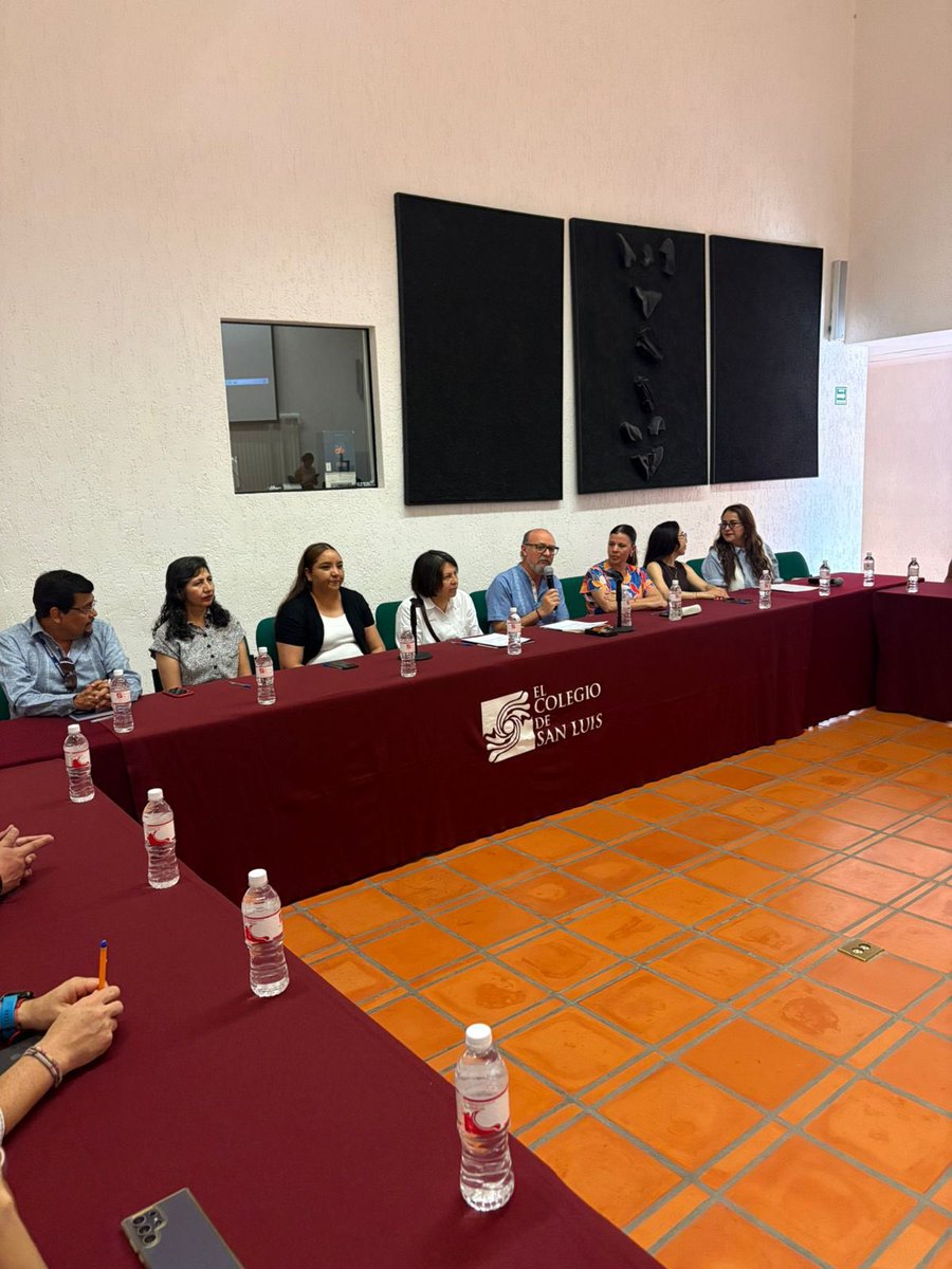 FCC_UASLP's tweet photo. ✍🏼 Nos sentimos muy contentos por refrendar el convenio de colaboración con @el_colsan, a través del cual estrechamos lazos para la realización de proyectos conjuntos que contribuyen al desarrollo de la investigación, la comunicación y la preservación del patrimonio audiovisual. https://t.co/LrNjm7ebqU