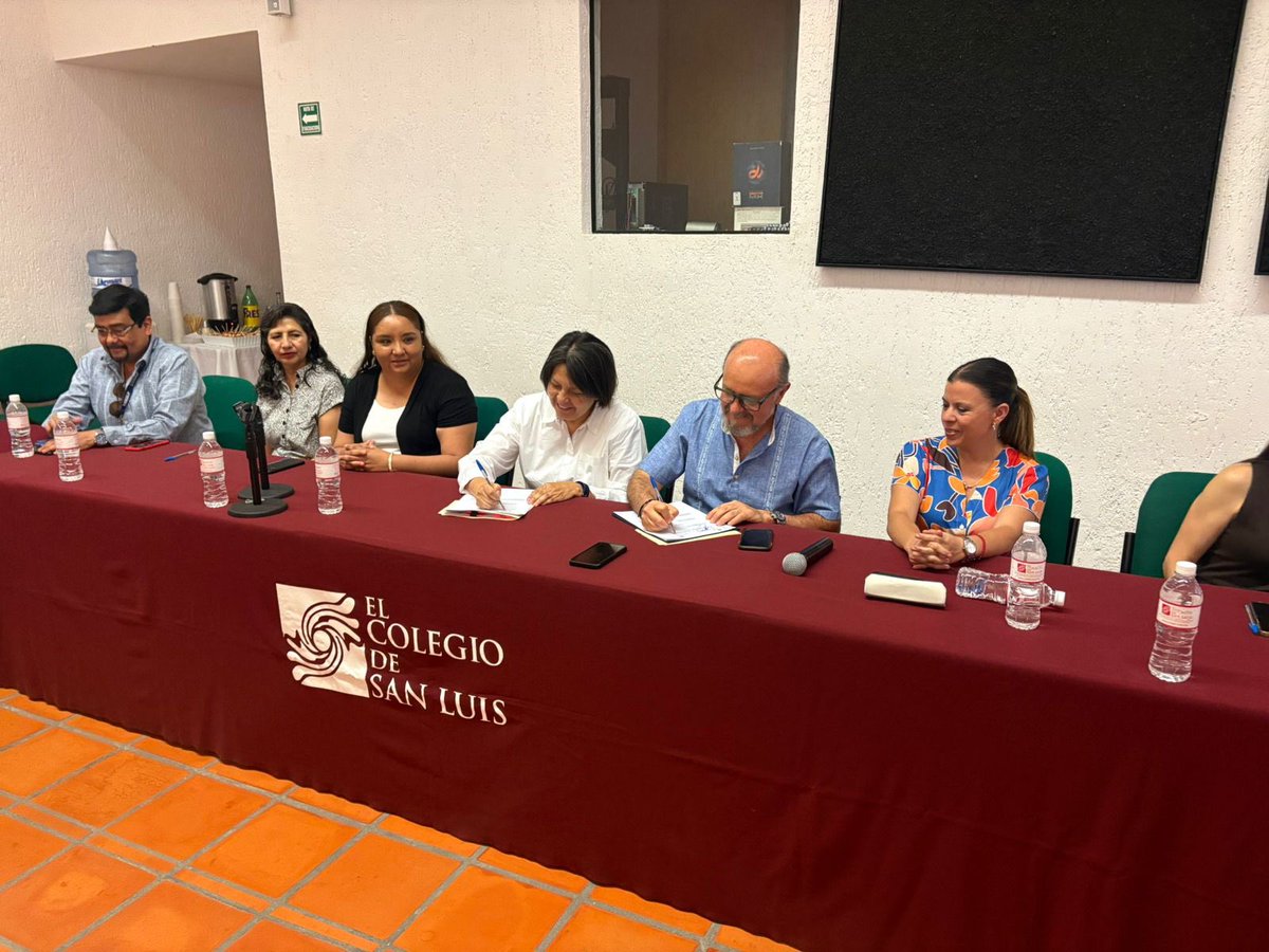 FCC_UASLP's tweet photo. ✍🏼 Nos sentimos muy contentos por refrendar el convenio de colaboración con @el_colsan, a través del cual estrechamos lazos para la realización de proyectos conjuntos que contribuyen al desarrollo de la investigación, la comunicación y la preservación del patrimonio audiovisual. https://t.co/LrNjm7ebqU