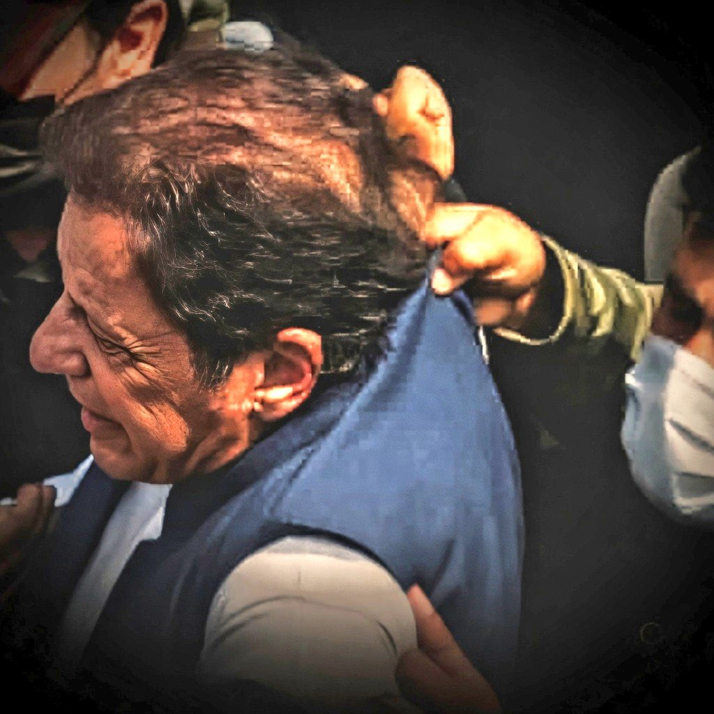 shakeel1448's tweet photo. #مئی9_یوم_جبر
ہم یہ نہ بھولے ہیں، نہ بھولیں گے
ہم اپنی آنے والی نسلوں کو یہ کہانی ضرور سنائیں گے کہ کیسے ہماری اپنی ہی پالی ہوئی فوج کی جانب سے ایک جماعت کو توڑنے، ایک لیڈر کو خاموش کرانے اور عوام کو دبانے کی ہر ممکن کوشش کی گئی، مگر وہ لیڈر اور عوام پھر بھی اپنے مؤقف پر ڈٹے رہے https://t.co/aJFhwQkljT