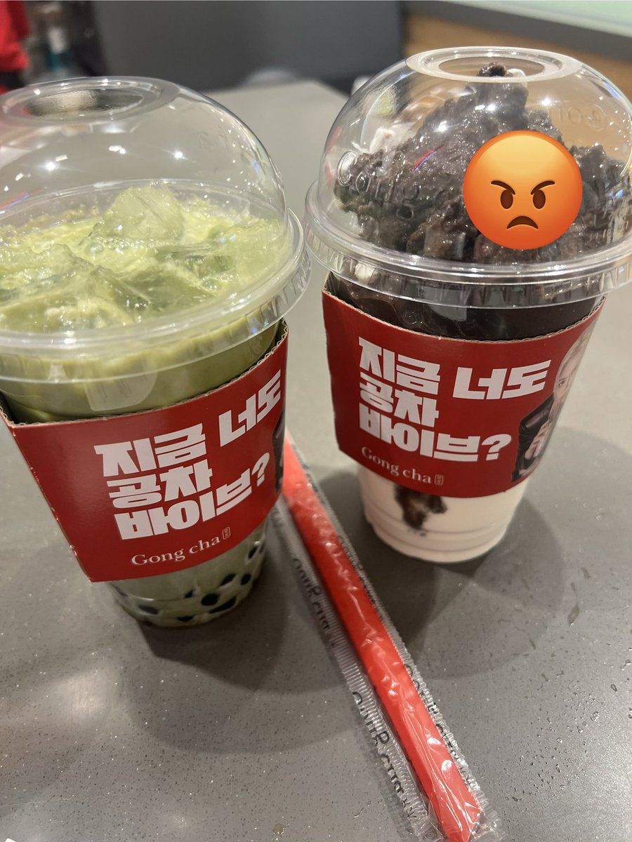 zagi_94's tweet photo. 애인이 공차 사줘서 초코맬로스무디 시켰는데 백화점 옷가게 다이소 스파오 구경하고 나와서 1시간 걸렸는데 스무디 얼음이 저 모양으로 있음
공차 전화했더니 저희 스무기 기계가 고장인 거 같대 ㅋㅋ 뭐 어쩌란 거임? 바리스타 경력 긴 애인이 말하길 이 정도면 쏟을 때 모를 수가 없다는데 1시간 전엔 위스키 얼음 크기였겠다 ㅗ 뻐큐