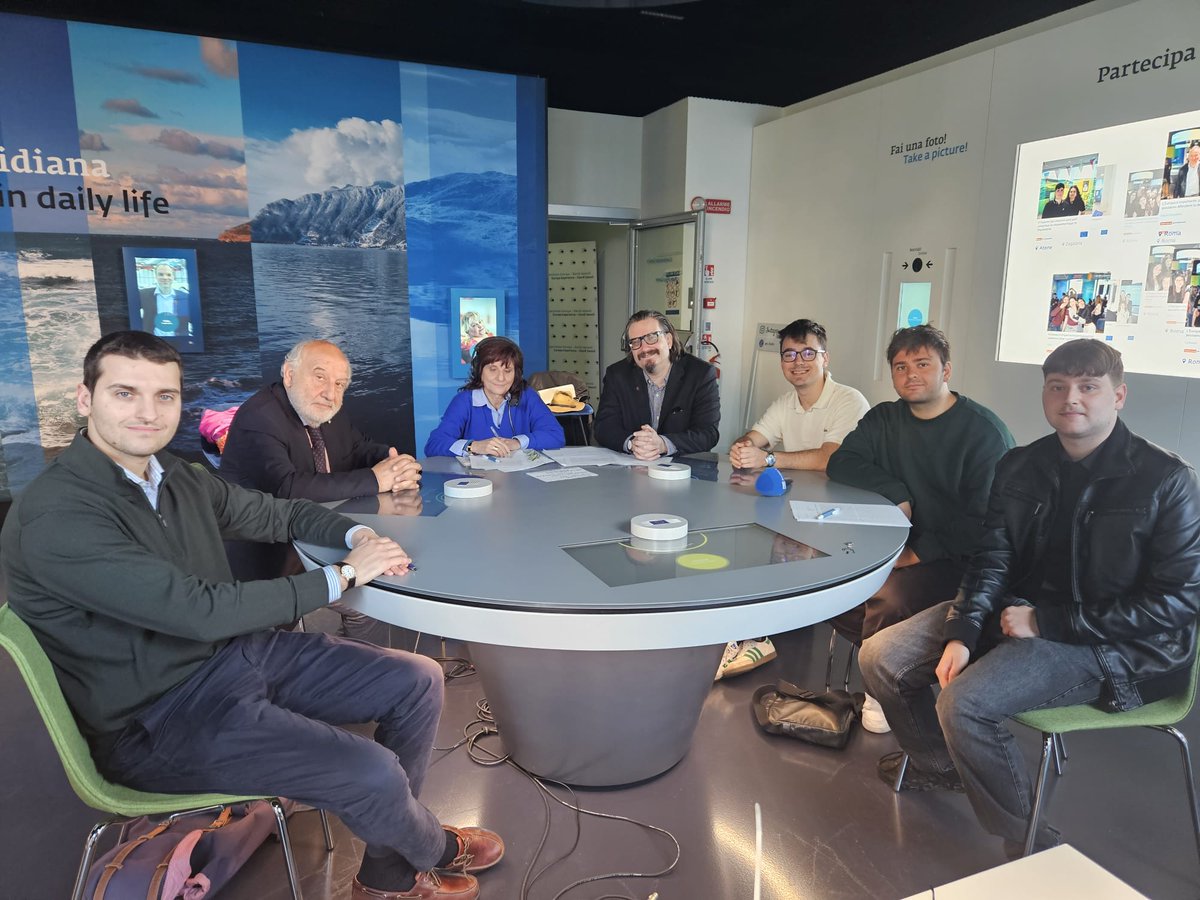 tizidisi's tweet photo. Buona #festadelleuropa riascoltateci a Caffè Europa live da #EuropeExperience di #Roma 
su @Radio1Rai
#9maggio #europeday  https://t.co/99iM9thKGt https://t.co/C5tK6hqx9I