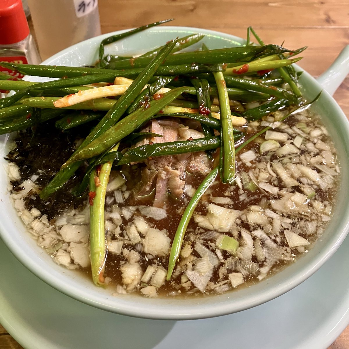 KitaitoDesign's tweet photo. 本日の一杯は
琴似「キャプテン ラーメン」で
王道 特製醤油 950円に
辛ネギ 200円トッピング。
久々のキャプテン、やっぱ旨い！
至福の時、ごちそうさまでした♪
.
#ラーメン
#らーめん
#札幌ラーメン
#札幌市西区
#キャプテンラーメン https://t.co/BMFtUPIEIx