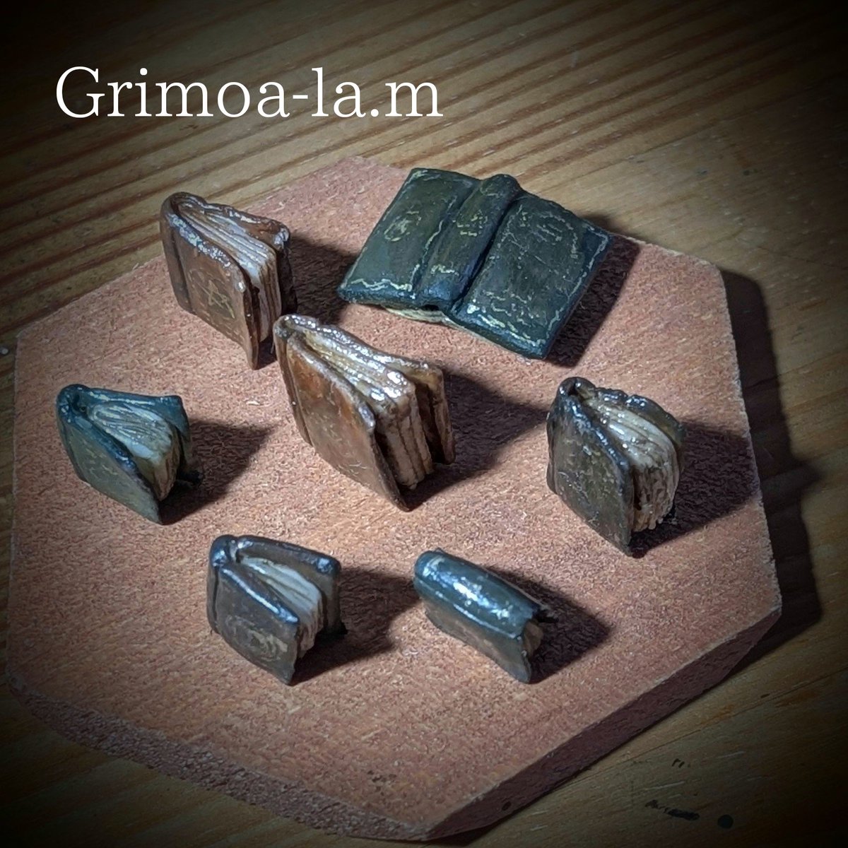 Grimo_alam's tweet photo. #ドールショウ Grimoa-laブースNo.【5A−05.06】
新作☆ミニチュア魔法書。オープンフィックスは1冊のみです…
#ミニチュア本 
#フリルキノコ #明煌暗仄光瓶 #蓄光 #蛍光鉱物 #ミニチュア
#ドールハウス
#妖精の巻物
#magic
#魔法使い
#ファンタジー
#grimoala
#Grimoalam
#grimoire
#magic
#fairy https://t.co/YOaMMWIqH7