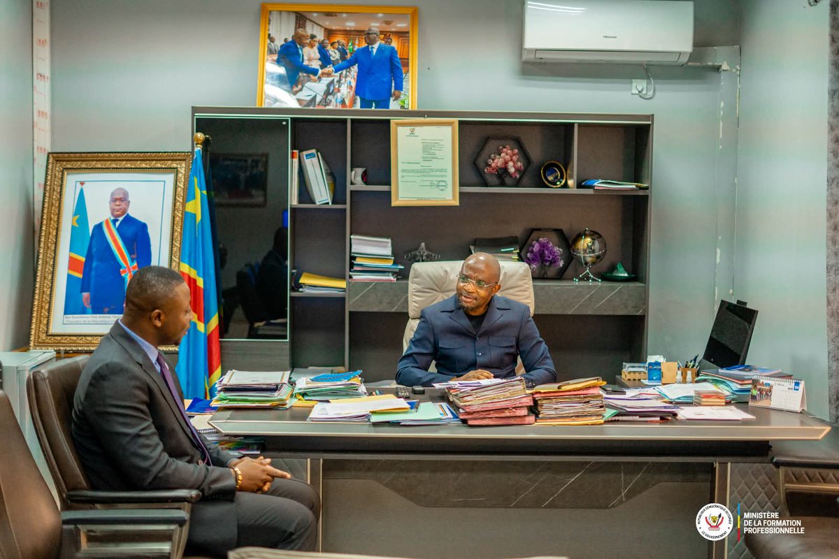 CnjRDC's tweet photo. l’Amb. Claude MBUYI, a été reçu par le Ministre d’État Marc EKILA pour échanger sur les réformes en faveur de la jeunesse. Au centre : les programmes #VAE et #InfrastructureTalent, destinés à renforcer l’employabilité et la formation professionnelle des jeunes Congolais. https://t.co/Lt1SVdiyri