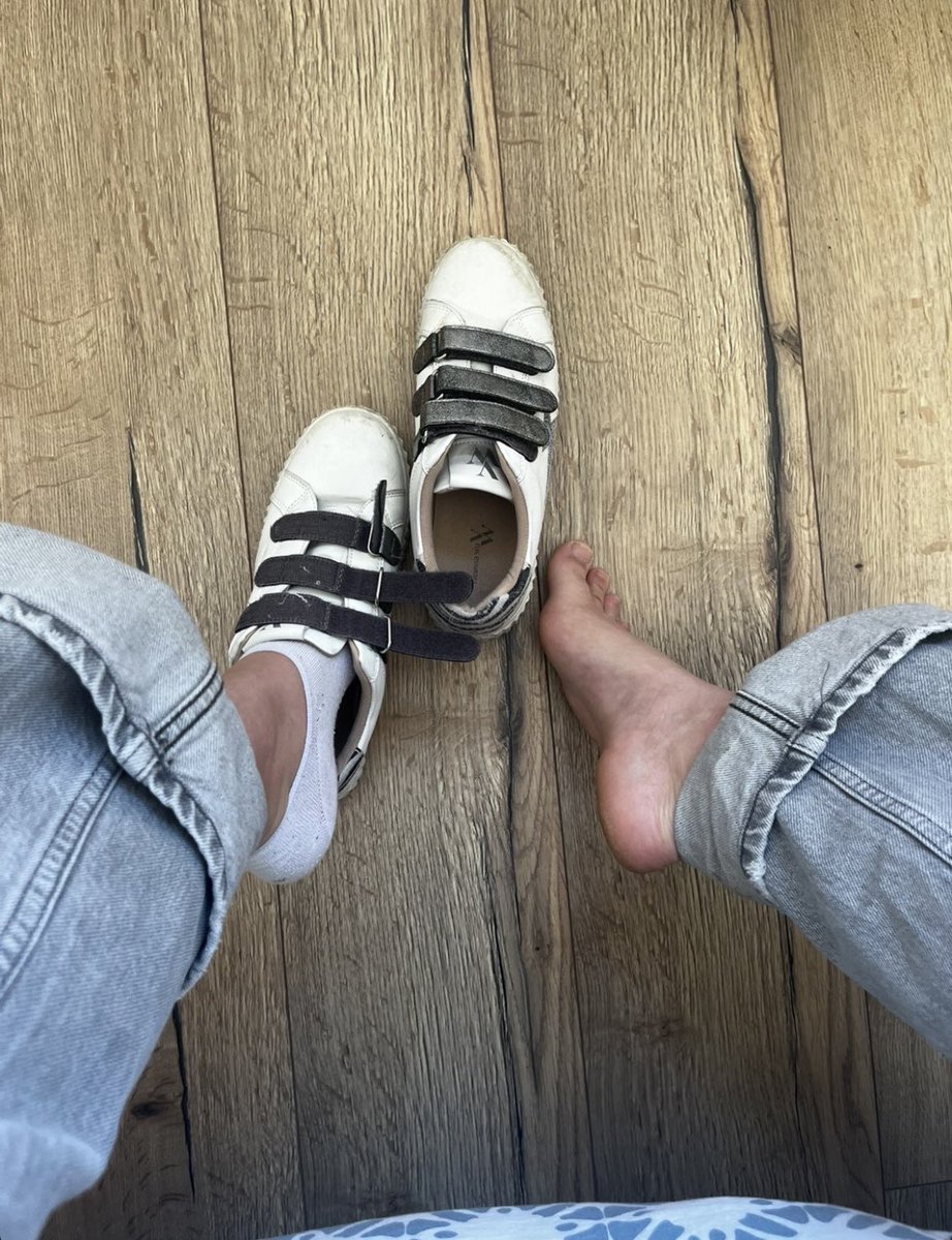 Roomane_6262's tweet photo. Un toutou pour lécher mes pieds ? 
#soumis #feet #pied https://t.co/JweesgwXcz
