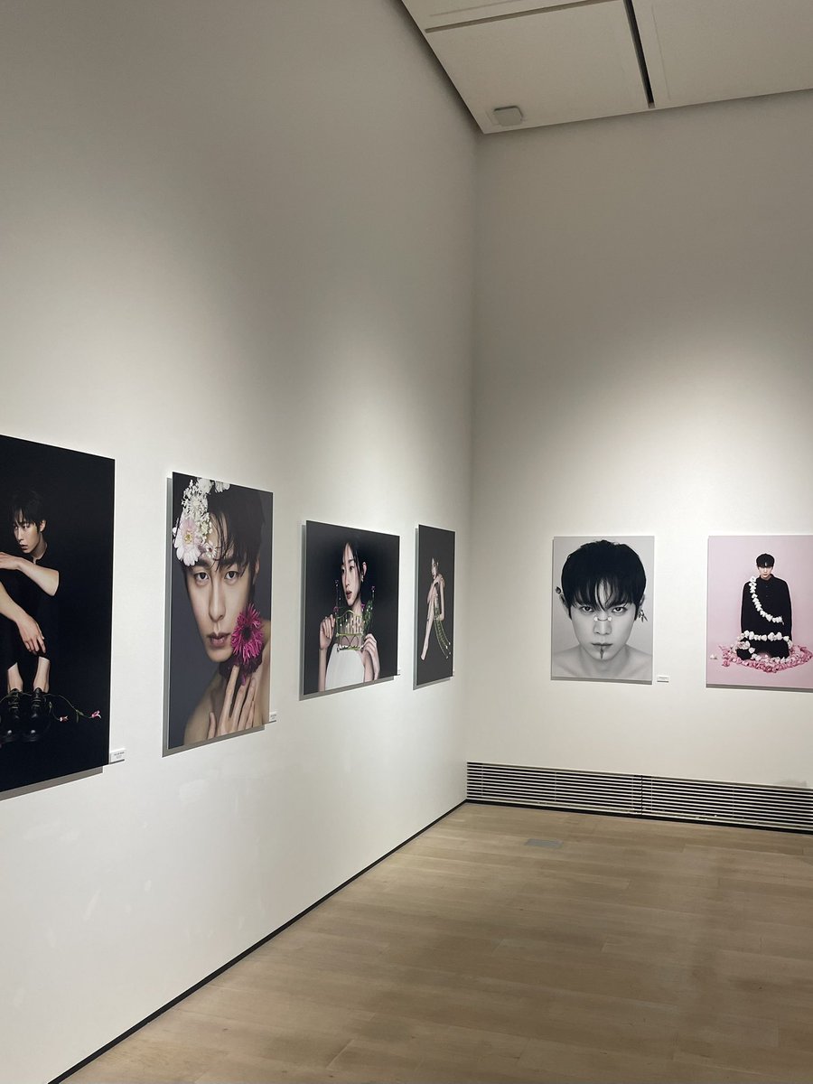 rlsska7's tweet photo. ペンミ前に吉田ユニの展示会行ってきた！
世界観も韓国俳優いっぱいいたのも良かったし
ソヒョンちゃんももちろん良かったです🥰
何周もしてしまった https://t.co/MJ6fa09WcE